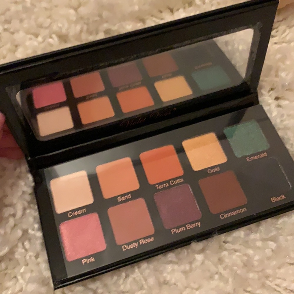 Essentials Eye Shadow Palette - Picture 3 of 3